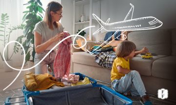 maman qui prépare une valise avec son enfant