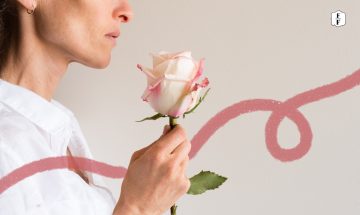femme qui tient une rose