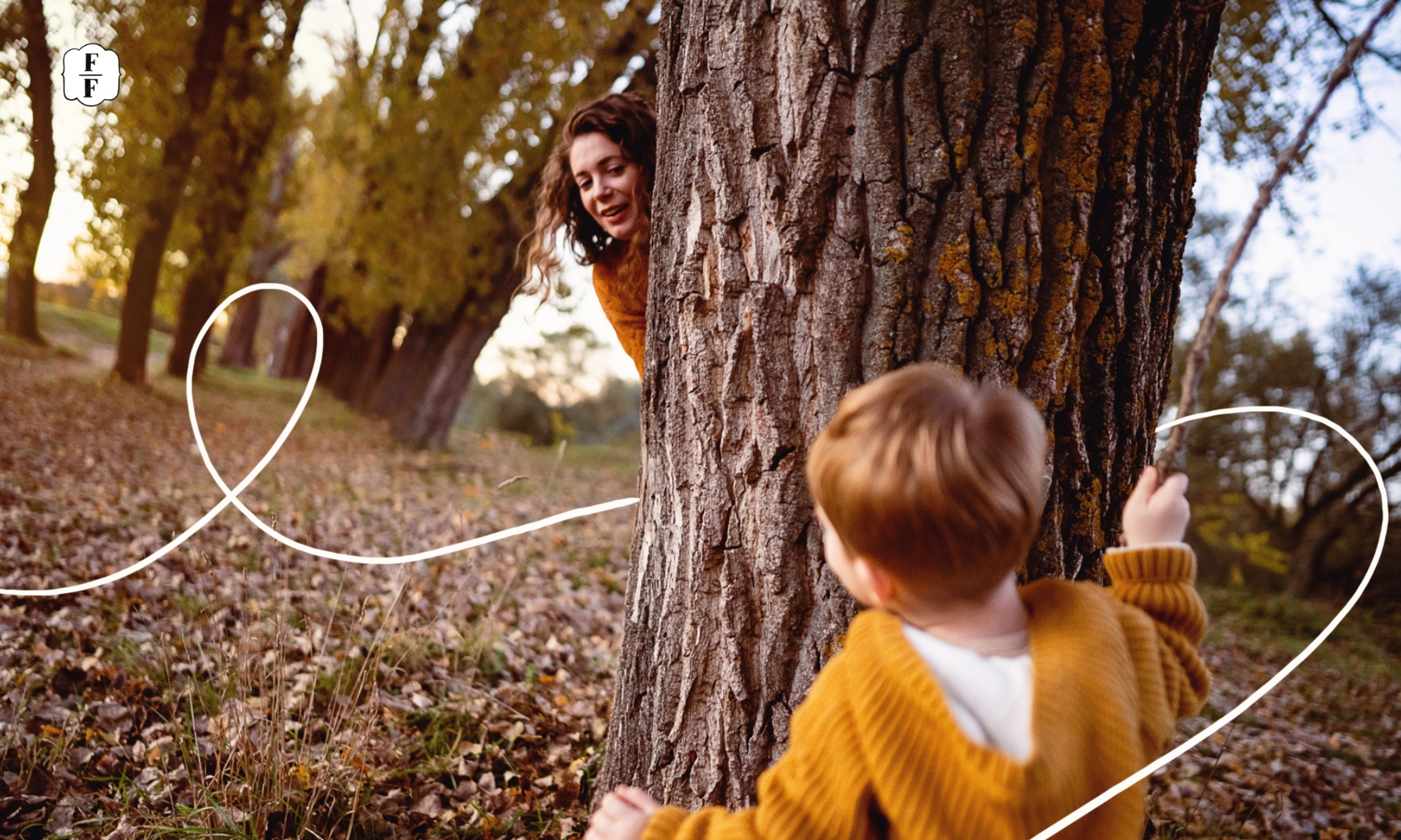 femme qui joue a cache cache derrière un arbre avec son petit garçon